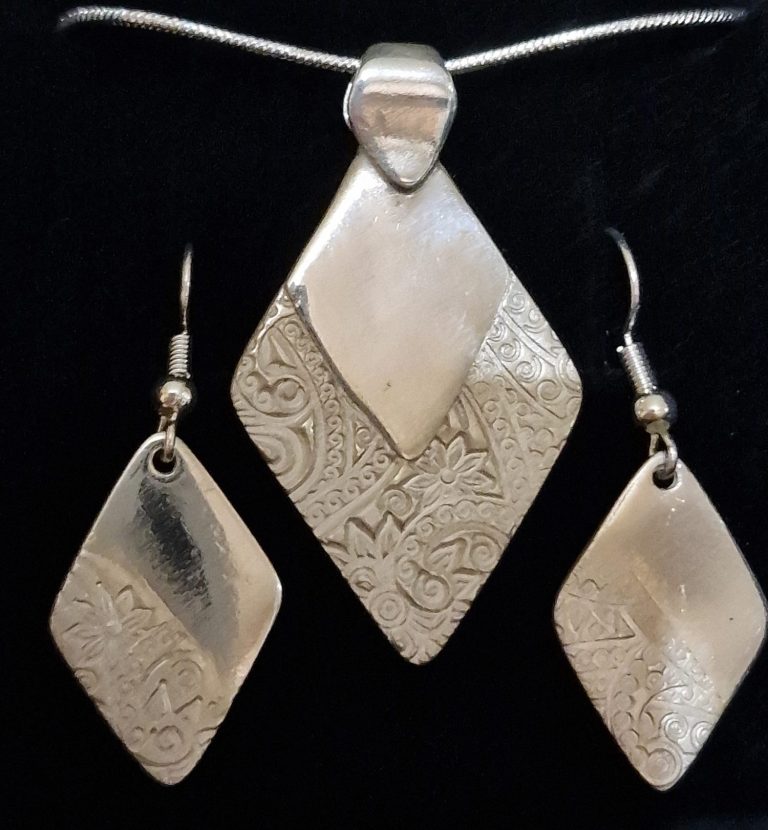 Diamond shaped contrasting mirror polish and pattern earring and pendant set